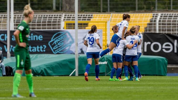 Die Spielerinnen des FF USV Jena beim Torjubel, Goal celebration, celebrate the goal, goal celebration, nach dem 2:1, Fussball, Allianz Frauen-Bundesliga, FF USV Jena - SV Werder Bremen,