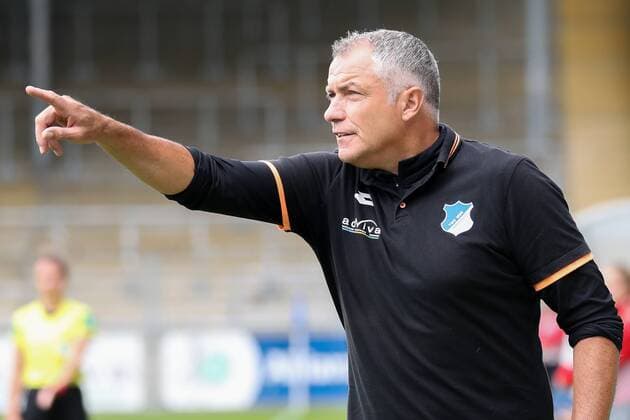 Jürgen Ehrmann (Juergen Ehrmann, Trainer, TSG), gibt Anweisungen, gestikuliert, mit den Armen gestikulieren, gives instructions, gesticulate, Einzelbild, Aktion, Action, Fussball, Allianz Frauen-Bundesliga, TSG 1899 Hoffenheim - 1. FFC Frankfurt,