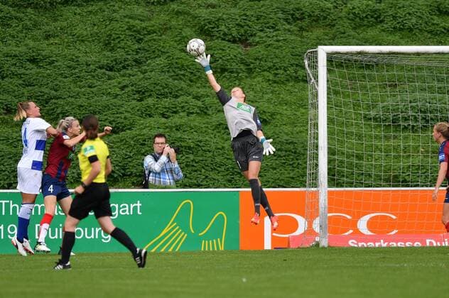 Lisa Schmitz (Torwart, Potsdam, 1) pariert einen Ball, Fussball, Allianz Frauen-Bundesliga,MSV Duisburg - 1.FFC Turbine Potsdam,