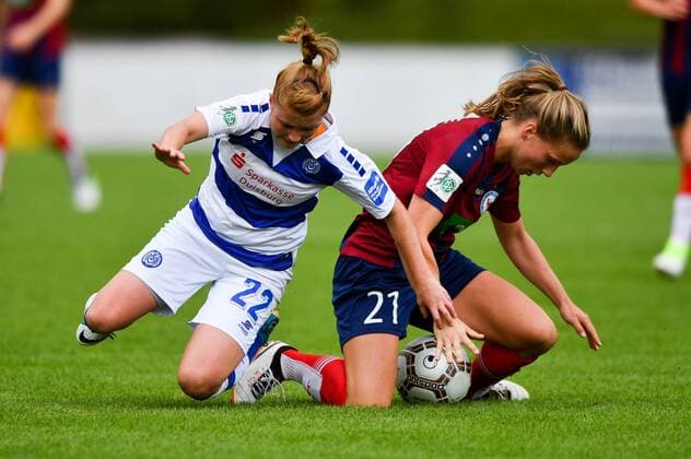 Bilder des Tages - SPORT Zweikampf am Boden Vanessa Martini (MSV, 22) Tabea Kemme (Potsdam, 21), Fussball, Allianz Frauen-Bundesliga,MSV Duisburg - 1.FFC Turbine Potsdam,