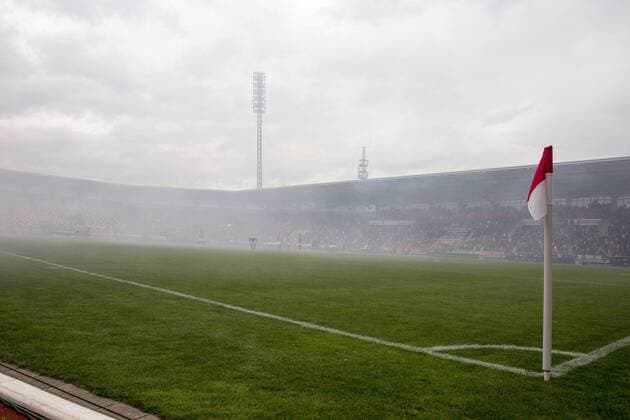 Erfurt, 09.09.2017 , FC Rot Weiß Erfurt gegen FCV Carl Zeiss Jena im Bild: Fans in der Südkurve brennen Pyro ab der Platz im Rauch (RWE)