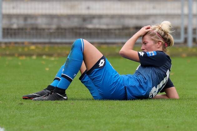 Sharon Beck (TSG, 10), enttäuscht über die Niederlage, Enttäuschung nach dem Schlusspfiff, Verlierer, verloren, Frustration, disappointed, pessimistisch, Fussball, Allianz Frauen-Bundesliga, TSG 1899 Hoffenheim - 1. FFC Frankfurt,