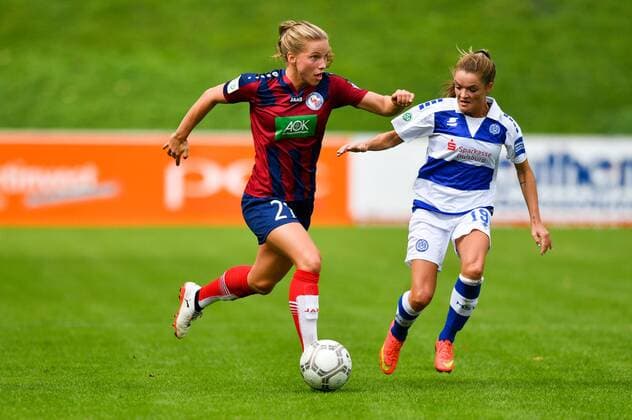 Tabea Kemme (Potsdam, 21) im Vorwärtslauf im Duell Stefanie Weichelt (MSV, 19), Fussball, Allianz Frauen-Bundesliga,MSV Duisburg - 1.FFC Turbine Potsdam,