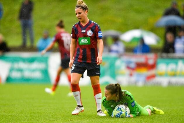 Lena Nuding (Torwart, MSV, 23) hat den Ball vor Svenja Huth (Potsdam, 9), Fussball, Allianz Frauen-Bundesliga,MSV Duisburg - 1.FFC Turbine Potsdam,