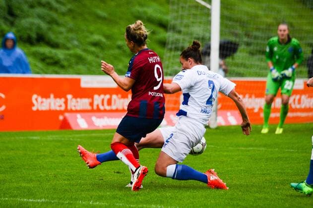 Svenja Huth (Potsdam, 9) wird von Lucia Harsanyova (MSV, 2) zum Elfmeter gefoult, Fussball, Allianz Frauen-Bundesliga,MSV Duisburg - 1.FFC Turbine Potsdam,