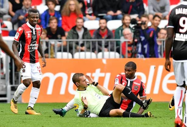 04 Santos MARLON (nice) - CLEMENT TURPIN (ARBITRE) - CHUTE - TACLE FOOTBALL : Nice vs Monaco - Ligue 1 - 09 09 2017 FEP Panoramic 