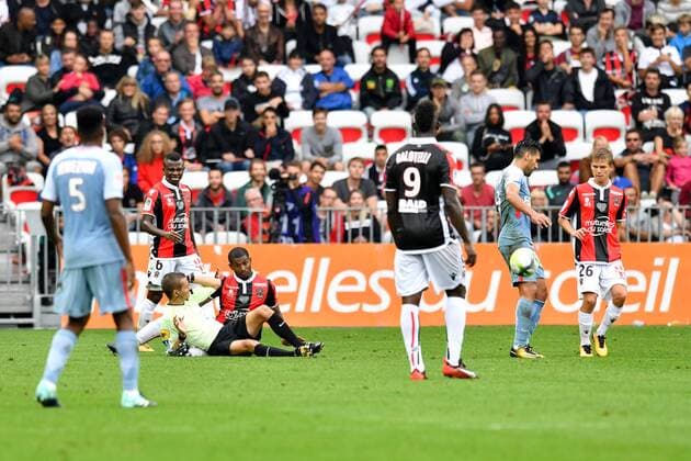 04 Santos MARLON (nice) - CLEMENT TURPIN (ARBITRE) - CHUTE - TACLE FOOTBALL : Nice vs Monaco - Ligue 1 - 09 09 2017 FEP Panoramic 