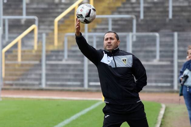 Trainer Fuat Kilic (AC) versucht den Ball, Fussball zu fangen Fussball Regionalliga West, 7. Spieltag, TuS Erndtebrueck - Alemannia Aachen, am 09.09.2017 in Siegen Deutschland.