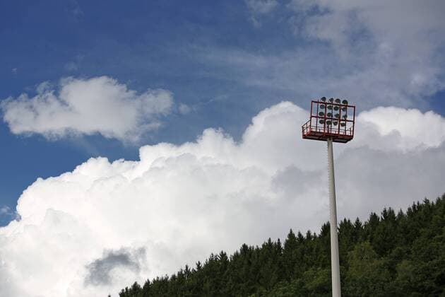 Fußball, Stadiongeschichte Sportfreunde Siegen Allgemein, Feature, Randmotiv, Flutlichtmast im Leimbachstadion vor bewoelkten Himmel Fussball Regionalliga West, 7. Spieltag, TuS Erndtebrueck - Alemannia Aachen, am 09.09.2017 in Siegen Deutschland.