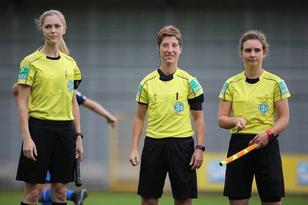 09.09.2017 xcex Deutschland, Sinsheim, Fussball, Frauenfussball Allianz Frauen-Bundesliga Saison 2017 2018 TSG 1899 Hoffenheim gegen 1. FFC Frankfurt DFB Schiedsrichterin Marina Wozniak mit ihren Assistentinnen Laura Duske und Sandra Föhrdes