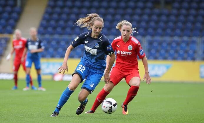 09.09.2017 xcex Deutschland, Sinsheim, Fussball, Frauenfussball Allianz Frauen-Bundesliga Saison 2017 2018 TSG 1899 Hoffenheim gegen 1. FFC Frankfurt Tamar Dongus (Hoffenheim) vor Cecilie Sandvej (Frankfurt)