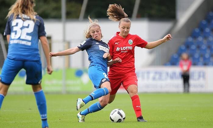 09.09.2017 xcex Deutschland, Sinsheim, Fussball, Frauenfussball Allianz Frauen-Bundesliga Saison 2017 2018 TSG 1899 Hoffenheim gegen 1. FFC Frankfurt Tabea Waßmuth (Hoffenheim) gegen Tanja Pawollek (Frankfurt)