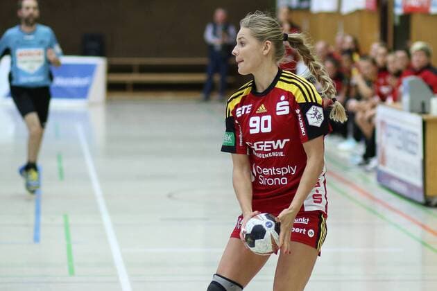 09.09.2017, xavx, Handball Damen, HSG Bensheim-Auerbach - Bad Wildungen Vipers, emspor, v.l. Bogna Sobiech (HSG Bensheim Auerbach Flames) am Ball. Einzelbild, Freisteller, Portrait, Portraet Bensheim-Auerbach *** 09 09 2017 Handball women HSG Bensheim Auerbach Bath Wildungen Vipers emspor v l Bogna Sobiech HSG Bensheim Auerbach Flames at Ball Single cut out Portrait Portrait Bensheim Auerbach