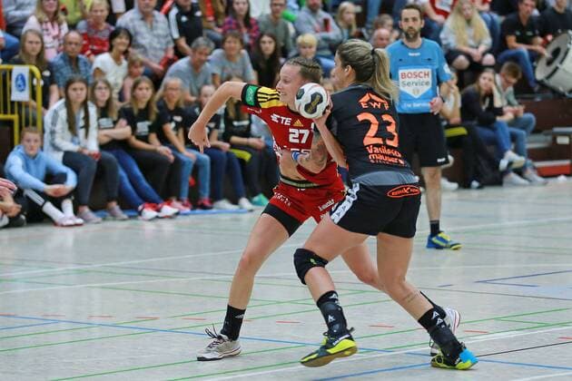 09.09.2017, xavx, Handball Damen, HSG Bensheim-Auerbach - Bad Wildungen Vipers, emspor, v.l. Julia Maidhof (HSG Bensheim Auerbach Flames), Laura Vasilescu (HSG Bad Wildungen Vipers) Bensheim-Auerbach *** 09 09 2017 Handball women HSG Bensheim Auerbach Bath Wildungen Vipers emspor v l Juliet HSG Bensheim Auerbach Flames Laura Vasilescu HSG Bath Wildungen Vipers Bensheim Auerbach
