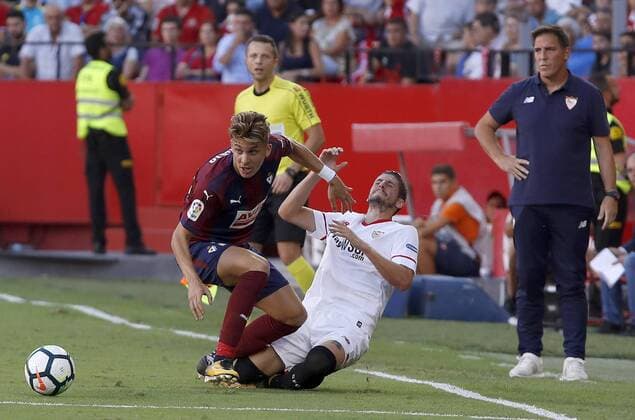 Sevilla s defender Sergio Escudero and Eibar s midfielder Ivan Alejo vie for the ball during the Liga Santander match that both teams played at the Sanchez Pizjuan stadium in Seville, Andalusia, Spain, 09 September 2017. Sevilla vs. Eibar !ACHTUNG: NUR REDAKTIONELLE NUTZUNG!  Copyright: xJULIOxMUÑOZx SEV004 20170909-636405817941041463