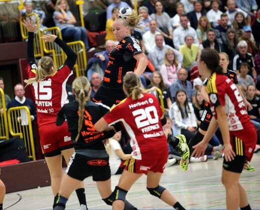 1. Handball-Bundesliga Damen - Saison 2017-2018 - HSG Bensheim vs HSG Bad Wildungen - Bensheim- 09.09.2017 v. l. Sabine Heusdens Bad Wildungen steht über der Bensheimer Abwehr Aktion, Zweikampf - *** 1 Handball Bundesliga women Season 2017 2018 HSG Bensheim vs HSG Bath Wildungen Bensheim 09 09 2017 v l Sabine Heusdens Bath Wildungen is above the Bensheimer Defence Action shot duel