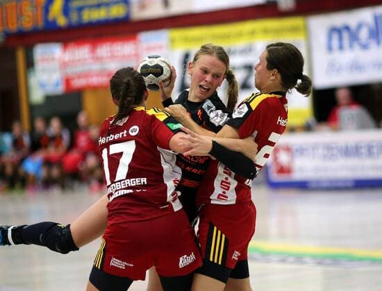 1. Handball-Bundesliga Damen - Saison 2017-2018 - HSG Bensheim vs HSG Bad Wildungen - Bensheim- 09.09.2017 v. l. Lisa Friedberger und Sarah van Gulik beide Bensheim gegen Tamara Haggerty Bad Wildungen Aktion, Zweikampf - *** 1 Handball Bundesliga women Season 2017 2018 HSG Bensheim vs HSG Bath Wildungen Bensheim 09 09 2017 v l Lisa Friedberger and Sarah van Gulik both Bensheim against Tamara Haggerty Bath Wildungen Action shot duel