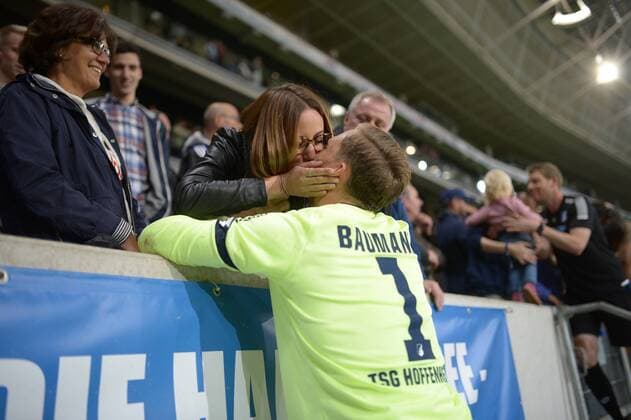 Bilder des Tages - SPORT 09.09.2017, xmhx, Fussball 1.Bundesliga, TSG 1899 Hoffenheim - FC Bayern Muenchen, emspor, v.l. Oliver Baumann (TSG 1899 Hoffenheim) mit seiner Frau Charlotte Hoffenheim Sinsheim *** 09 09 2017 xmhx Football 1 Bundesliga TSG 1899 Hoffenheim FC Bavaria Munich emspor v l Oliver Baumann TSG 1899 Hoffenheim with his Woman Charlotte Hoffenheim Sinsheim