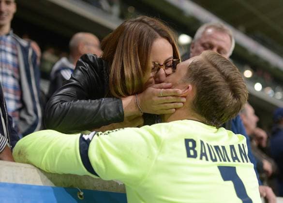 09.09.2017, xmhx, Fussball 1.Bundesliga, TSG 1899 Hoffenheim - FC Bayern Muenchen, emspor, v.l. Oliver Baumann (TSG 1899 Hoffenheim) mit seiner Frau Charlotte Hoffenheim Sinsheim