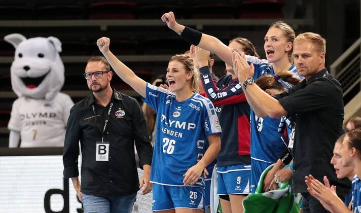 09.09.2017, Deutschland, Ludwigsburg, Deutschland, Ludwigsburg, Handball Bundesliga Frauen 01. Spieltag Saison 2017 2018 SG BBM Bietigheim vs. TSV Bayer 04 Leverkusen: BBM Trainer Martin Albertsen jubelt mit seiner Mannschaft, Jubel *** 09 09 2017 Germany Ludwigsburg Germany Ludwigsburg Handball Bundesliga Women 01 Matchday Season 2017 2018 SG BBM Bietigheim vs TSV Bayer 04 Leverkusen BBM team manager Martin Albertsen cheering with his Team cheering