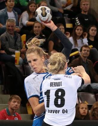 09.09.2017, Deutschland, Ludwigsburg, Deutschland, Ludwigsburg, Handball Bundesliga Frauen 01. Spieltag Saison 2017 2018 SG BBM Bietigheim vs. TSV Bayer 04 Leverkusen: v.l. Susann Müller (BBM), Kim Berndt (TSV) *** 09 09 2017 Germany Ludwigsburg Germany Ludwigsburg Handball Bundesliga Women 01 Matchday Season 2017 2018 SG BBM Bietigheim vs TSV Bayer 04 Leverkusen v l Susann Mueller BBM Kim Berndt TSV