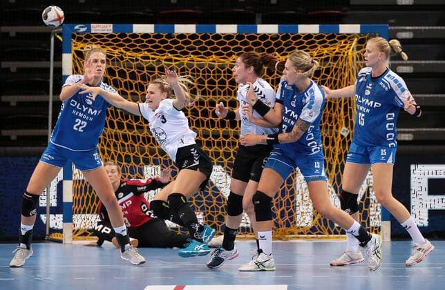 09.09.2017, Deutschland, Ludwigsburg, Deutschland, Ludwigsburg, Handball Bundesliga Frauen 01. Spieltag Saison 2017 2018 SG BBM Bietigheim vs. TSV Bayer 04 Leverkusen: v.l. Susann Müller (BBM), Tess Wester (BBM), Zivile Jurgutyte (TSV), Jenny Korolius (TSV), Luisa Schulze (BBM), Kim Naidzinavicius (BBM) *** 09 09 2017 Germany Ludwigsburg Germany Ludwigsburg Handball Bundesliga Women 01 Matchday Season 2017 2018 SG BBM Bietigheim vs TSV Bayer 04 Leverkusen v l Susann Mueller BBM Tess Wester BBM Civilian Jurgutyte TSV Jenny TSV Luisa Schulze BBM Kim Naidzinavicius BBM