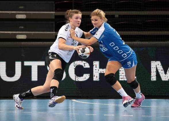 09.09.2017, Deutschland, Ludwigsburg, Deutschland, Ludwigsburg, Handball Bundesliga Frauen 01. Spieltag Saison 2017 2018 SG BBM Bietigheim vs. TSV Bayer 04 Leverkusen: v.l. Anna Seidel (TSV), Angela Malestein (BBM) *** 09 09 2017 Germany Ludwigsburg Germany Ludwigsburg Handball Bundesliga Women 01 Matchday Season 2017 2018 SG BBM Bietigheim vs TSV Bayer 04 Leverkusen v l Anna Seidel TSV Angela Male stone BBM