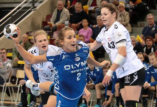09.09.2017, Deutschland, Ludwigsburg, Deutschland, Ludwigsburg, Handball Bundesliga Frauen 01. Spieltag Saison 2017 2018 SG BBM Bietigheim vs. TSV Bayer 04 Leverkusen: v.l. Amelie Berger (TSV), Mia Biltoft (BBM), Jennifer Rode (TSV) *** 09 09 2017 Germany Ludwigsburg Germany Ludwigsburg Handball Bundesliga Women 01 Matchday Season 2017 2018 SG BBM Bietigheim vs TSV Bayer 04 Leverkusen v l Amelie Berger TSV Mia BBM Jennifer Rode TSV