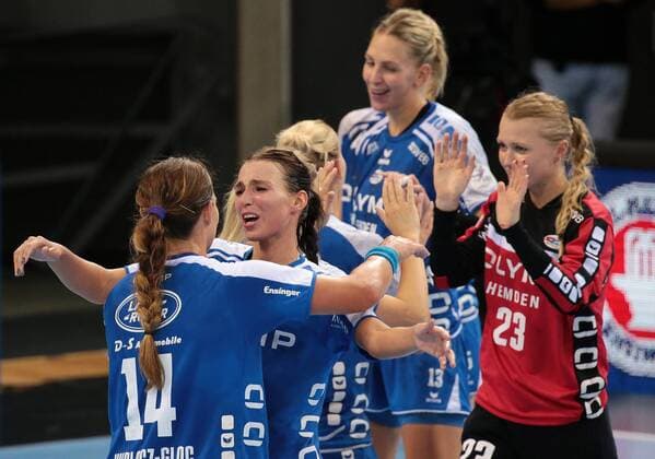 09.09.2017, Deutschland, Ludwigsburg, Deutschland, Ludwigsburg, Handball Bundesliga Frauen 01. Spieltag Saison 2017 2018 SG BBM Bietigheim vs. TSV Bayer 04 Leverkusen: vorne v.l. Karolina Kudlacz-Gloc (BBM), Mia Biltoft (BBM) freuen sich, Jubel *** 09 09 2017 Germany Ludwigsburg Germany Ludwigsburg Handball Bundesliga Women 01 Matchday Season 2017 2018 SG BBM Bietigheim vs TSV Bayer 04 Leverkusen front v l Karolina Kudlacz Gloc BBM Mia BBM Look forward to cheering