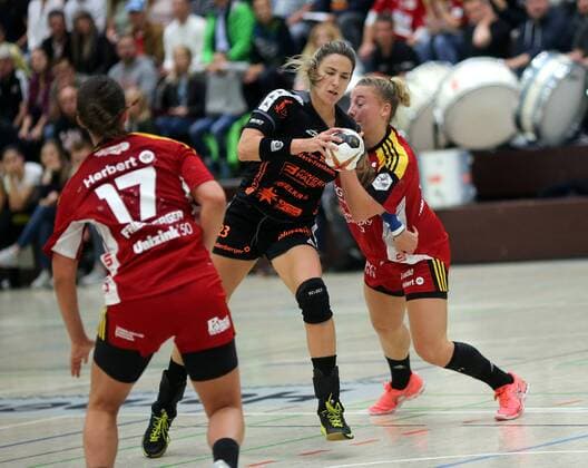 1. Handball-Bundesliga Damen - Saison 2017-2018 - HSG Bensheim vs HSG Bad Wildungen - Bensheim- 09.09.2017 v. l. Nicoleta Vasilescu Bad Wildungen, Caroline Thomas Bensheim Aktion, Zweikampf - *** 1 Handball Bundesliga women Season 2017 2018 HSG Bensheim vs HSG Bath Wildungen Bensheim 09 09 2017 v l Nicoleta Vasilescu Bath Wildungen Caroline Thomas Bensheim Action shot duel