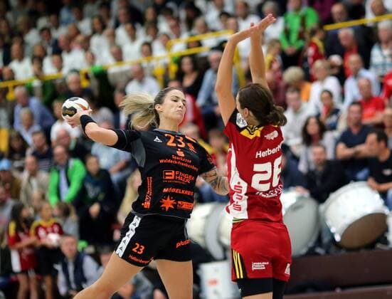 1. Handball-Bundesliga Damen - Saison 2017-2018 - HSG Bensheim vs HSG Bad Wildungen - Bensheim- 09.09.2017 v. l. Nicoleta Vasilescu Bad Wildungen, Sarah van Gulik Bensheim Aktion, Zweikampf - *** 1 Handball Bundesliga women Season 2017 2018 HSG Bensheim vs HSG Bath Wildungen Bensheim 09 09 2017 v l Nicoleta Vasilescu Bath Wildungen Sarah van Gulik Bensheim Action shot duel