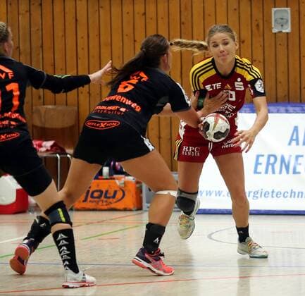 1. Handball-Bundesliga Damen - Saison 2017-2018 - HSG Bensheim vs HSG Bad Wildungen - Bensheim- 09.09.2017 v. l. Anouk Nieuwenweg Bad Wildungen, Bogna Sobiech Bensheim Aktion, Einzelbild - *** 1 Handball Bundesliga women Season 2017 2018 HSG Bensheim vs HSG Bath Wildungen Bensheim 09 09 2017 v l Anouk Nieuwenweg Bath Wildungen Bogna Sobiech Bensheim Action shot Single