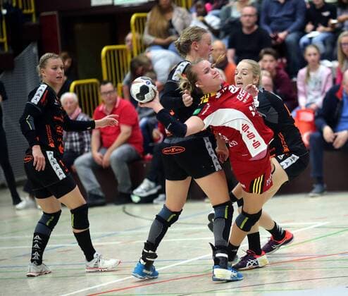 1. Handball-Bundesliga Damen - Saison 2017-2018 - HSG Bensheim vs HSG Bad Wildungen - Bensheim- 09.09.2017 v. l. Hart wird Merel Freriks Bensheim von Tamara Haggerty Bad Wildungen attakiert Aktion, Zweikampf - *** 1 Handball Bundesliga women Season 2017 2018 HSG Bensheim vs HSG Bath Wildungen Bensheim 09 09 2017 v l hard will Merel Freriks Bensheim from Tamara Haggerty Bath Wildungen attacked Action shot duel