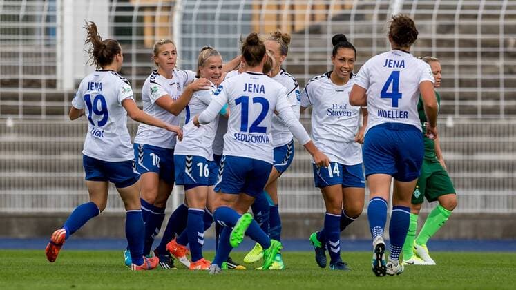 Die Spielerinnen des FF USV Jena beim Torjubel, Goal celebration, celebrate the goal, goal celebration, Jubeltraube, nach dem 1:0, Fussball, Allianz Frauen-Bundesliga, FF USV Jena - SV Werder Bremen,