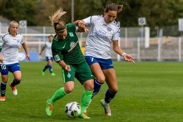 v.li.: Marie-Louise Eta (SV Werder Bremen, 6) und Ivana Rudelic (FF USV Jena, 7) im Zweikampf, Duell, duel, tackle, Fussball, Allianz Frauen-Bundesliga, FF USV Jena - SV Werder Bremen,