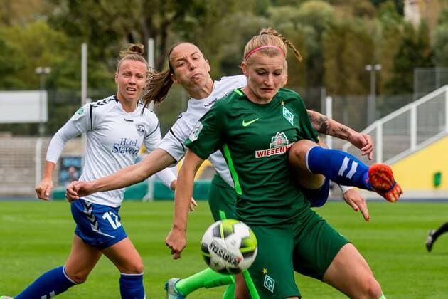 Bilder des Tages - SPORT v.li.: Sandra Zigic (FF USV Jena, 19) und Verena Volkmer (SV Werder Bremen, 16) im Zweikampf, Duell, duel, tackle, Fussball, Allianz Frauen-Bundesliga, FF USV Jena - SV Werder Bremen,