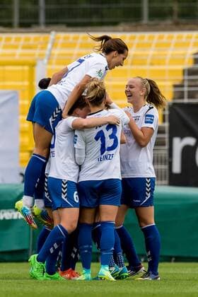 Die Spielerinnen des FF USV Jena beim Torjubel, Goal celebration, celebrate the goal, goal celebration, Jubeltraube, Fussball, Allianz Frauen-Bundesliga, FF USV Jena - SV Werder Bremen,