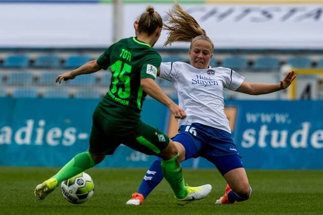 v.li.: Gabriella Toth (SV Werder Bremen, 15) und Luca Maria Graf (FF USV Jena, 16) im Zweikampf, Duell, duel, tackle, Fussball, Allianz Frauen-Bundesliga, FF USV Jena - SV Werder Bremen,