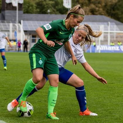 v.li.: Marie-Louise Eta (SV Werder Bremen, 6) und Luca Maria Graf (FF USV Jena, 16) im Zweikampf, Duell, duel, tackle, Fussball, Allianz Frauen-Bundesliga, FF USV Jena - SV Werder Bremen,