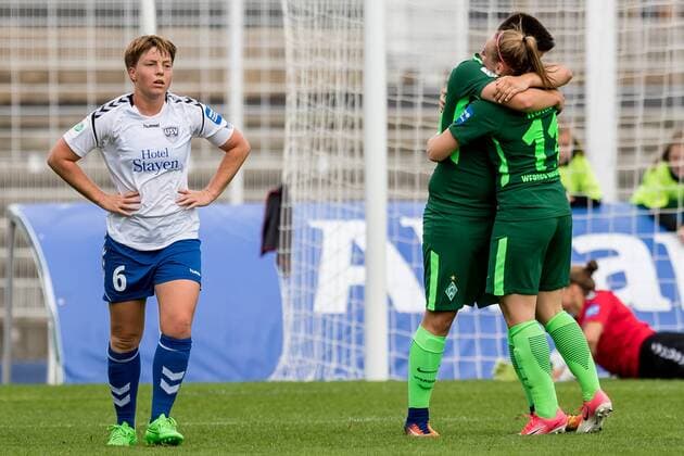 v.li.: Susann Utes (FF USV Jena, 6) enttäuscht, enttäuscht schauend, disappointed, Nora Clausen (SV Werder Bremen, 40) und Cindy König (Koenig, SV Werder Bremen, 11) beim Torjubel, Goal celebration, celebrate the goal, goal celebration, nach dem 2:2 Ausgleich, Fussball, Allianz Frauen-Bundesliga, FF USV Jena - SV Werder Bremen,