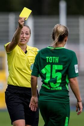 v.li.: Schiedsrichterin Melissa Joos zeigt Gabriella Toth (SV Werder Bremen, 15) die gelbe Karte, Fussball, Allianz Frauen-Bundesliga, FF USV Jena - SV Werder Bremen,