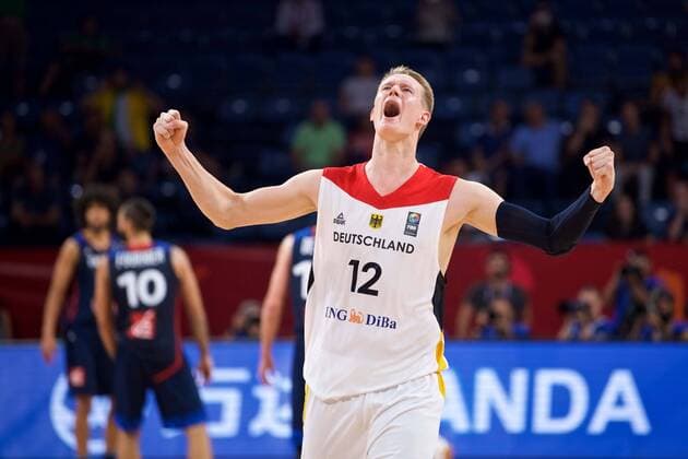 EuroBasket 2022, DBB, Historie, EM - Historie Themen der Woche - SPORT Bilder des Tages - SPORT Basketball Istanbul 09.09.2017 Eurobasket 2017 Europameisterschaft der Herren Achtelfinale Deutschland (GER) - Frankreich FRA) Jubel nach dem letzten Wurf der Franzosen, der das Ziel nicht trifft Deutschland gewinnt Robin Benzing (Deutschland, No.12)