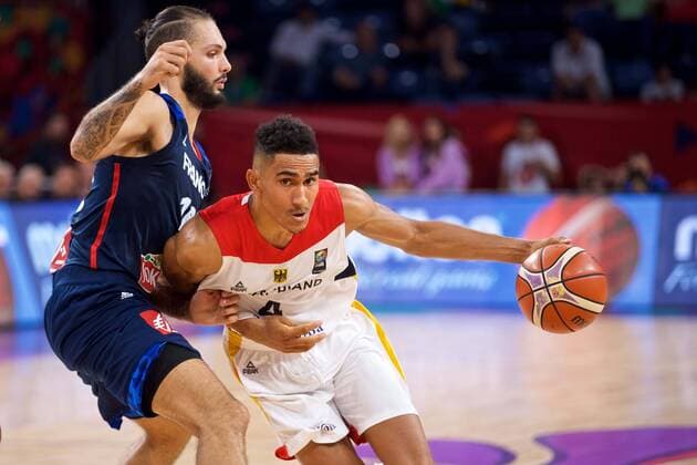 Basketball Istanbul 09.09.2017 Eurobasket 2017 Europameisterschaft der Herren Achtelfinale Deutschland (GER) - Frankreich FRA) Maodo Lo (Deutschland, No.04) Evan Fournier (Frankreich, No.10)