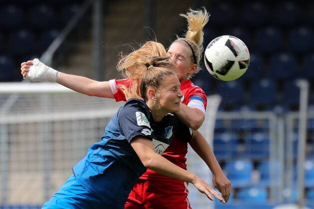 v.li.: Sarai Linder (TSG, 2), Marith Prießen (Marith Priessen, Frankfurt, 13), Kopfball, header, Zweikampf in der Luft, Aktion, Action, Fussball, Allianz Frauen-Bundesliga, TSG 1899 Hoffenheim - 1. FFC Frankfurt,