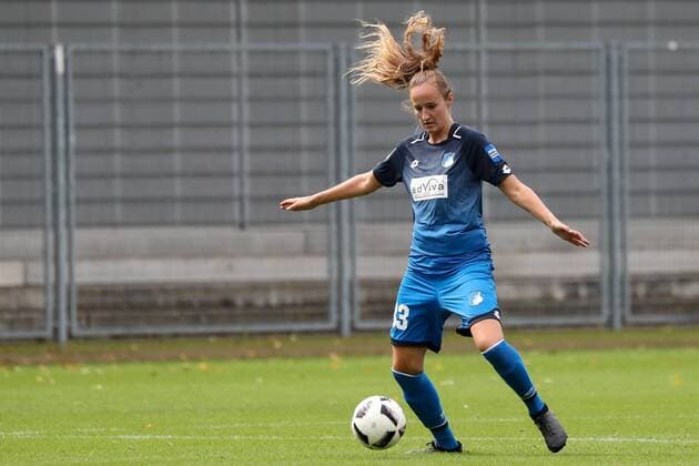 Fabienne Dongus (TSG, 33), am Ball, Spielszene, Freisteller, Ganzkörper, Einzelbild, Aktion, Action, Fussball, Allianz Frauen-Bundesliga, TSG 1899 Hoffenheim - 1. FFC Frankfurt,