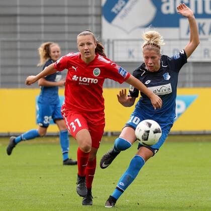 v.li.: Tanja Pawollek (Frankfurt, 31), Sharon Beck (TSG, 10), Zweikampf, Duell, duel, tackle, tackling, Dynamik, Action, Aktion, Fussball, Allianz Frauen-Bundesliga, TSG 1899 Hoffenheim - 1. FFC Frankfurt,