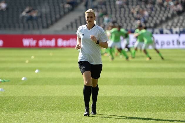 Fussball, Herren, 1. Bundesliga, Saison 2017 18, 3. Spieltag, Hertha BSC - SV Werder Bremen, SRin Bibiana Steinhaus beim Aufwärmen vor dem Spiel, 10.09.17, *** Football men 1 Bundesliga Season 2017 18 3 Matchday Hertha BSC SV Werder Bremen Bibiana Steinhaus the Warm up before the Game 10 09 17 Copyright: xMichaelxHundtx xMatthiasxKochx