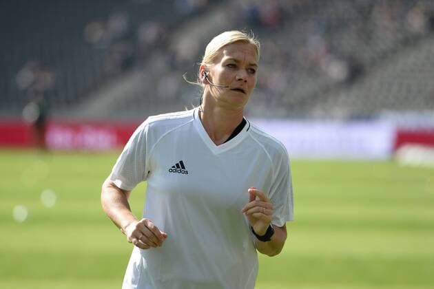 Fussball, Herren, 1. Bundesliga, Saison 2017 18, 3. Spieltag, Hertha BSC - SV Werder Bremen, SRin Bibiana Steinhaus beim Aufwärmen vor dem Spiel, 10.09.17, *** Football men 1 Bundesliga Season 2017 18 3 Matchday Hertha BSC SV Werder Bremen Bibiana Steinhaus the Warm up before the Game 10 09 17 Copyright: xMichaelxHundtx xMatthiasxKochx