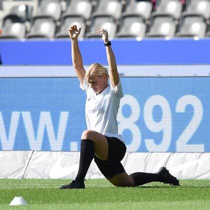 Bilder des Tages - SPORT Fussball, Herren, 1. Bundesliga, Saison 2017 18, 3. Spieltag, Hertha BSC - SV Werder Bremen, SRin Bibiana Steinhaus beim Aufwärmen vor dem Spiel, 10.09.17, *** Football men 1 Bundesliga Season 2017 18 3 Matchday Hertha BSC SV Werder Bremen Bibiana Steinhaus the Warm up before the Game 10 09 17 Copyright: xMichaelxHundtx xMatthiasxKochx