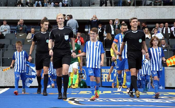 Bilder des Tages - SPORT Schiedsrichterin Referee Bibiana Steinhaus bei BL Debüt Fußball Fussball DFL 1.BL Bundesliga Herren Saison 2017 2018 10.09.2017 Hertha BSC Berlin vs. SV Werder Bremen *** Schiedsrichterin Referee Bibiana Steinhaus at BL Debut Sports Football Football DFL 1 BL Bundesliga men Season 2017 2018 10 09 2017 Hertha BSC Berlin vs SV Werder Bremen